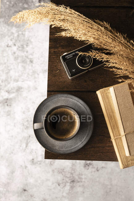 Coffee cup on wooden table — Stock Photo