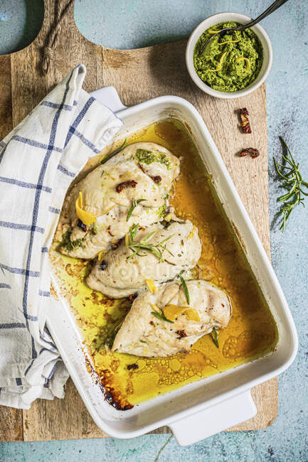 Chicken breasts baked with pesto lemon sun-dried tomatoes and thyme — Stock Photo