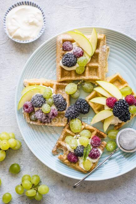 Waffles com frutas e açúcar em pó — Fotografia de Stock
