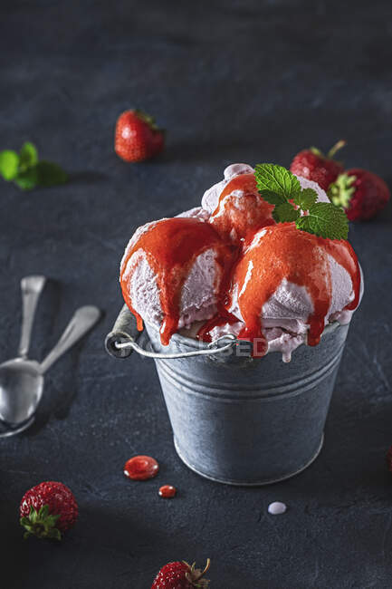 Helado de fresa con salsa y menta - foto de stock