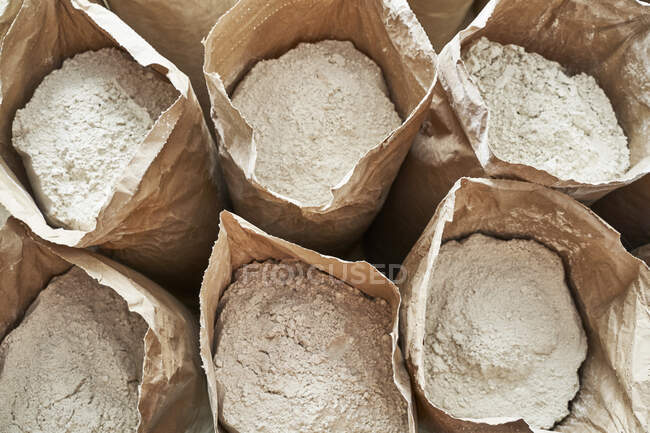 Sacos de harina hechos de granos cultivados orgánicamente - foto de stock