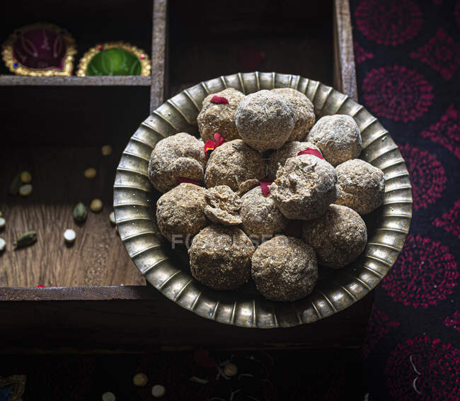 Gramo asado jaggery vegan ladoo para Diwali - foto de stock