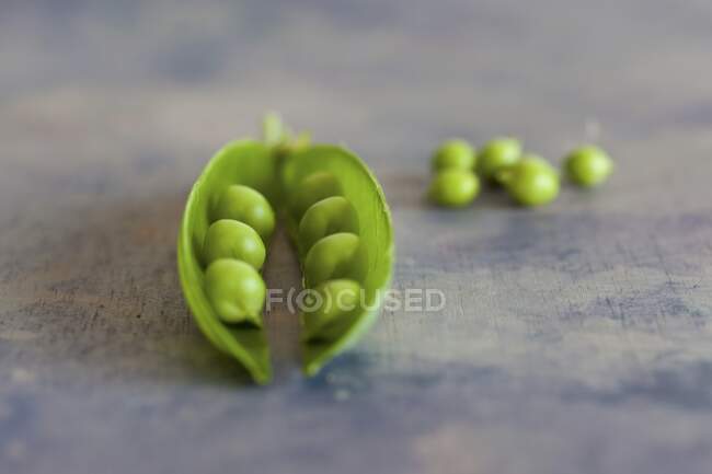 Peas in a pod and next to it — Stock Photo