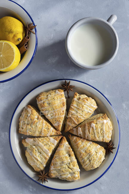 Lemon and poppy seed scones with glaze — Stock Photo
