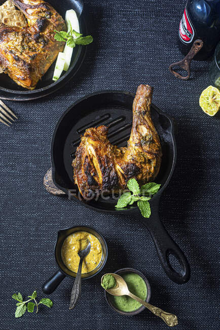Pollo alla griglia con verdure ed erbe aromatiche — Foto stock