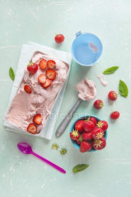 Homemade strawberry ice cream with fresh strawberries and mint — Stock Photo