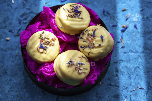 Cookies with a glaze and edible flowers — Stock Photo