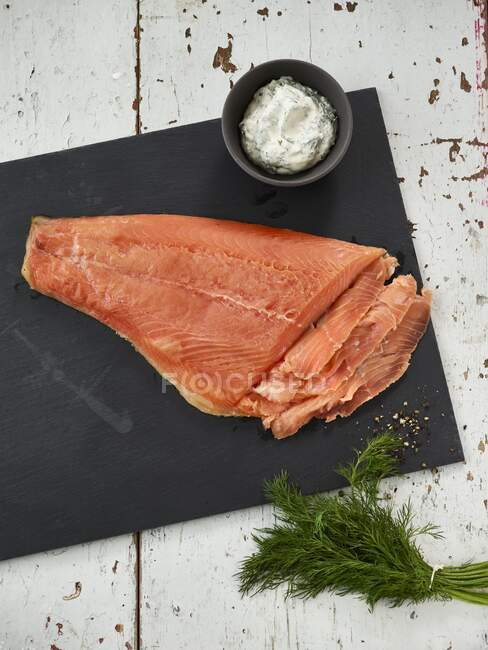 Graved salmon (pickled, smoked salmon) with a honey and dill sauce — Stock Photo