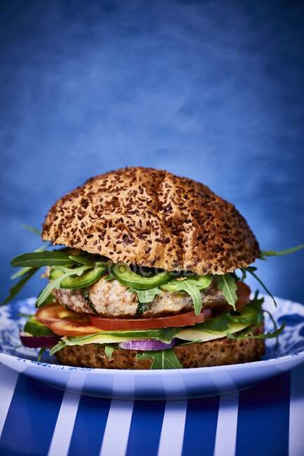 Chicken burger with avocado and rocket — Stock Photo