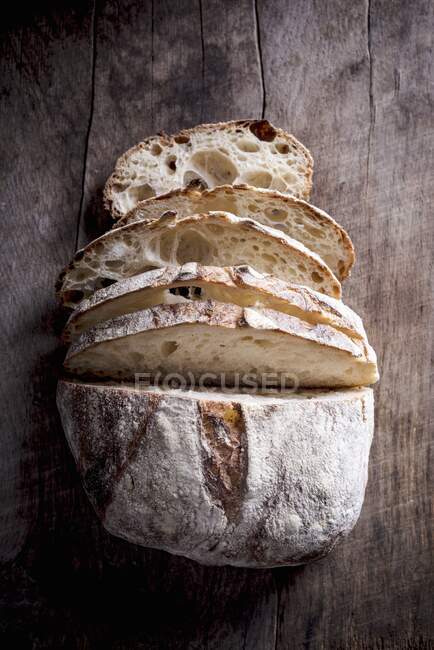 Gros plan de délicieux pain au levain tranché — Photo de stock