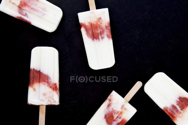 Rhubarb and Greek yoghurt lollies on sticks — Stock Photo