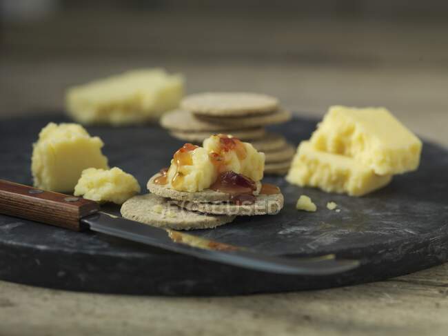 Crackers with Lancashire cheese and chutney — Stock Photo