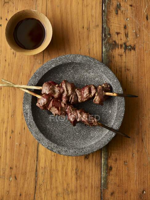 Sat Kambing, kebabs de carne a la parrilla con salsa de soja dulce - foto de stock