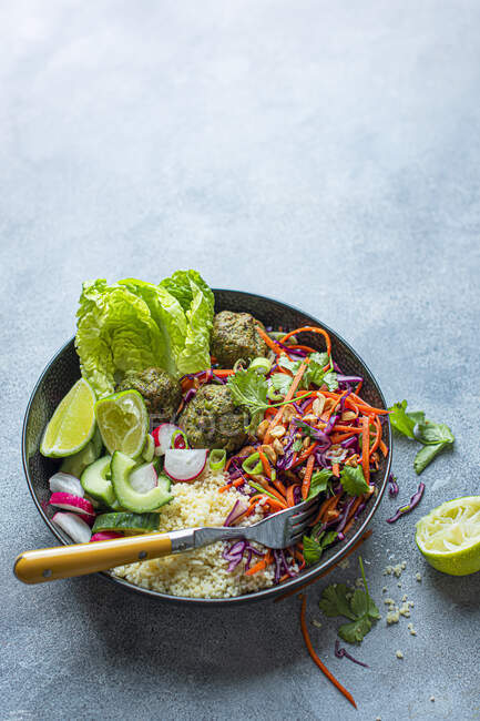 Вегетаріанська миска Будди з кус-кусом та салатом — стокове фото