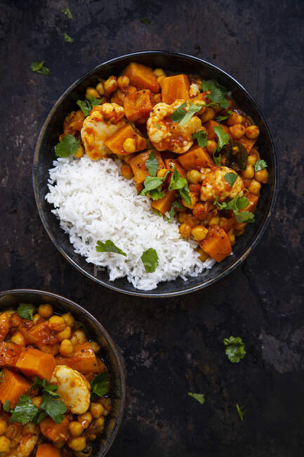 Kichererbsen-Curry mit Kurkuma, Blumenkohl und Süßkartoffeln — Stockfoto