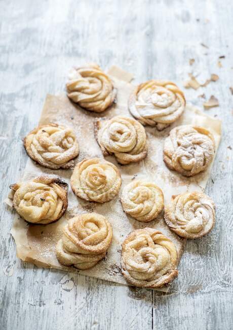 Rose-shaped pastries with cinnamon and icing sugar — Stock Photo
