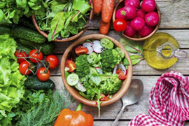Salada de legumes colorida com azeite e ingredientes — Fotografia de Stock