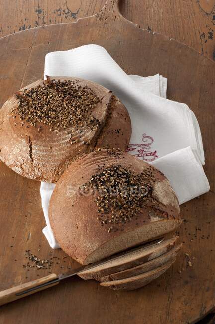 Wholegrain crusty bread, sliced — Stock Photo
