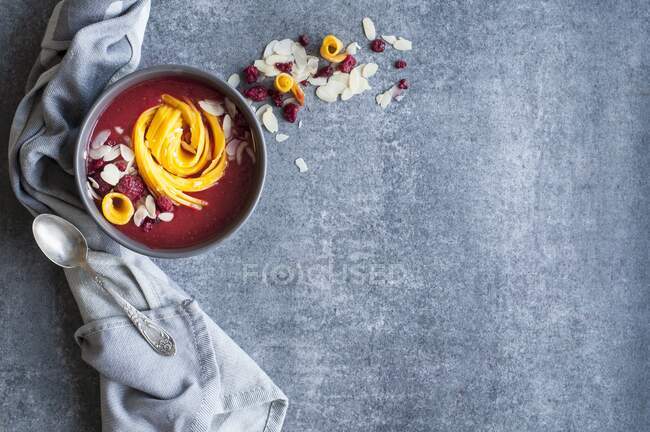 Frullato di lamponi con mango e mandorle scaglie — Foto stock