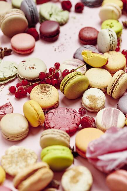 Stillleben verschiedener Sorten französischer Macarons auf rosa Hintergrund — Stockfoto