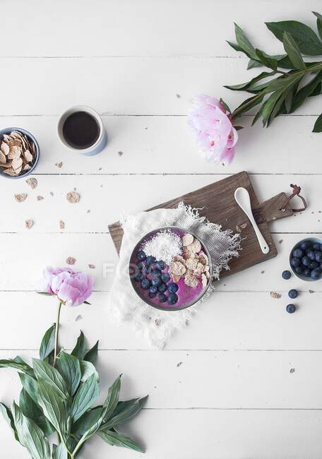A smoothie bowl with blueberries and buckwheat flakes — Stock Photo