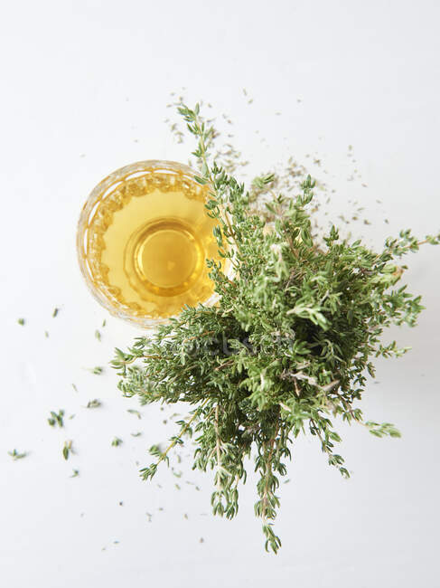 Thyme tea in a glass next to fresh thyme — Stock Photo