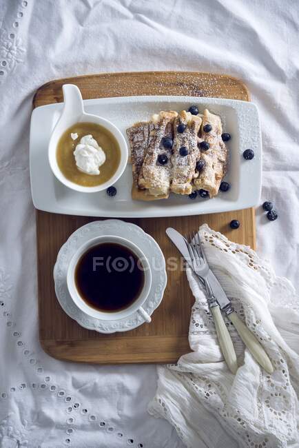 Waffles vegan com molho de maçã e mirtilos, xícara de café — Fotografia de Stock