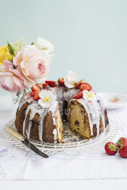 Stawberry bundt cake closeup — Stock Photo