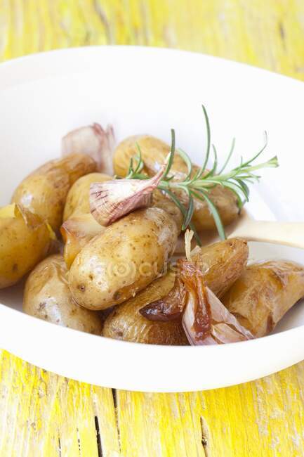 Potatoes boiled in their skins with garlic and rosemary — Stock Photo