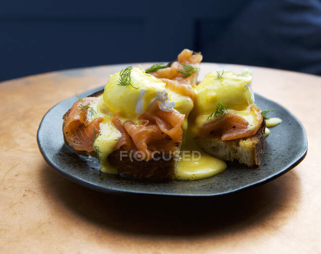 Вкусный сэндвич с сыром и овощами — стоковое фото