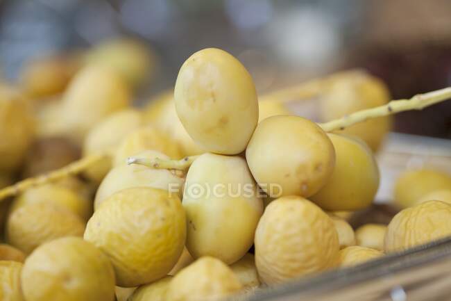 Date gialle fresche in un mercato — Foto stock