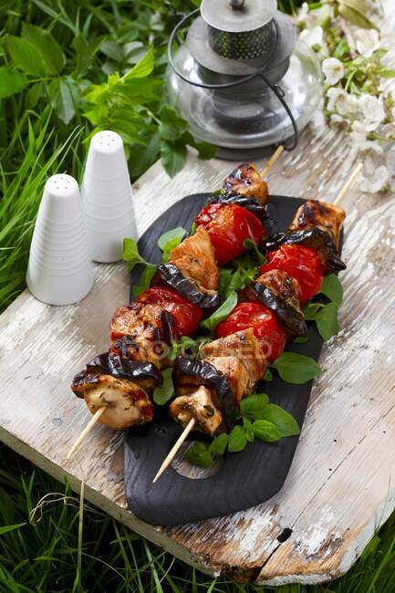 Grilled chicken skewers with aubergine and tomato — Stock Photo