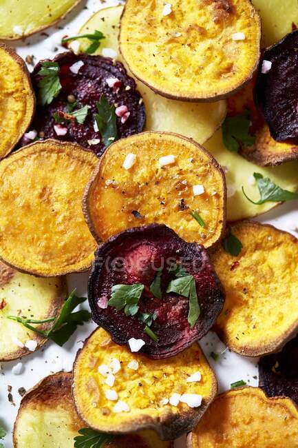 Patate, patate dolci e patatine di barbabietola con sale marino ed erbe aromatiche — Foto stock