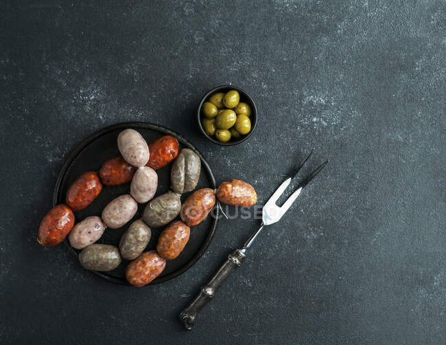 Spanish sausages on the cutting board - butifarra blanca, chorizo, morcilla de cebolla — Stock Photo