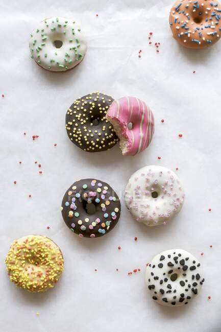 Mini donuts americanos salpicados no fundo branco — Fotografia de Stock