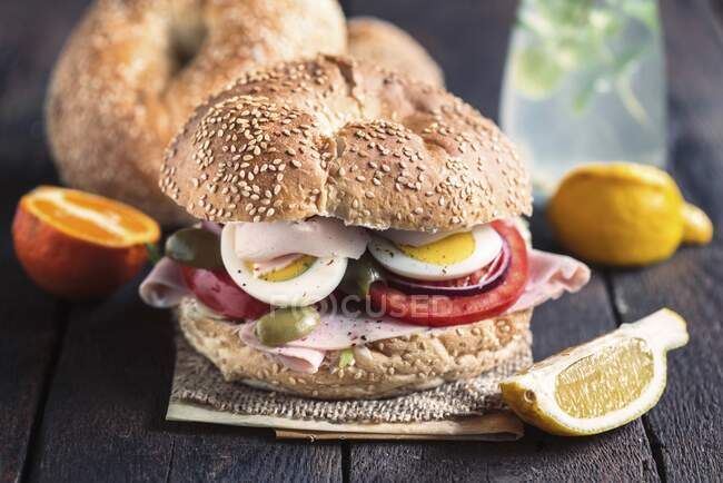 Sanduíche de bagel com peito de peru, tomate e ovo — Fotografia de Stock