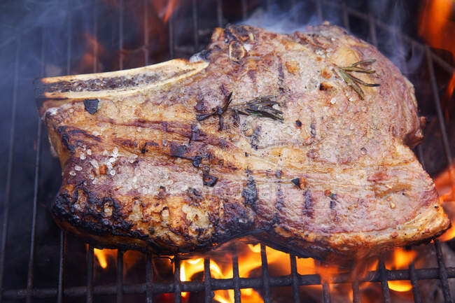 Steak sur barbecue vue rapprochée — Photo de stock