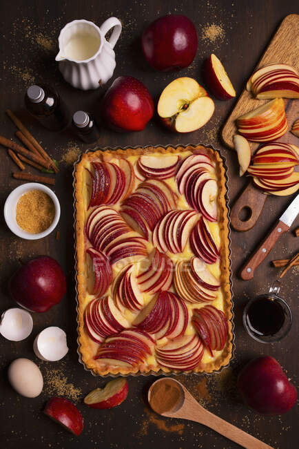 Яблочный пирог с пудингом и яблочными ломтиками — стоковое фото