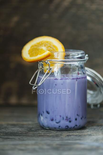 Blackberry smoothie decorated with a slice of orange — Stock Photo