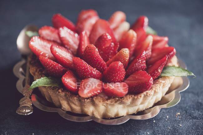Une tarte maison au pudding à la vanille et aux fraises — Photo de stock
