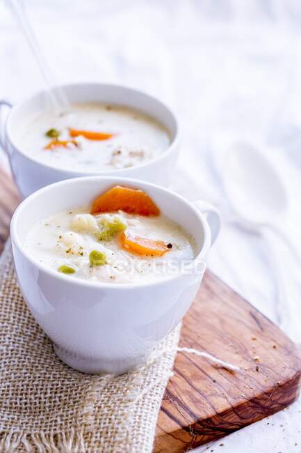 Soupe à tarte au pot servie avec poulet et légumes dans des tasses — Photo de stock