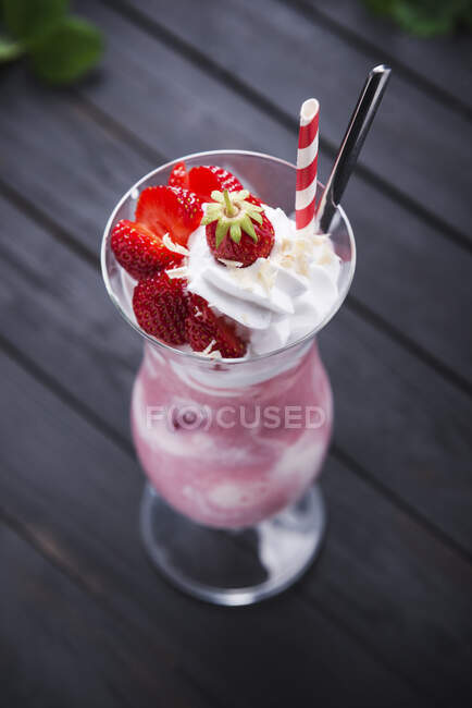 Crème glacée aux fraises végétaliennes avec crème de soja et baies fraîches — Photo de stock