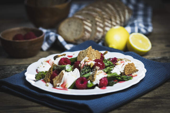 Салат из малины и спаржи с рикоттой и заварным хлебом — стоковое фото