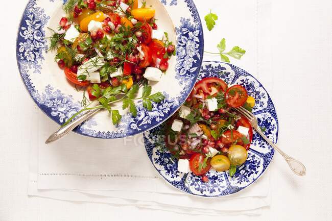 Salada de tomate com feta, romã, salsa e endro — Fotografia de Stock