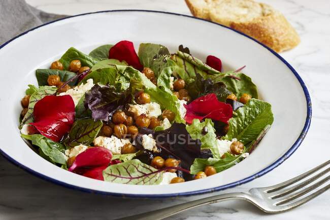 Green salad with sheep's cheese, baked chickpeas and edible petals — Stock Photo