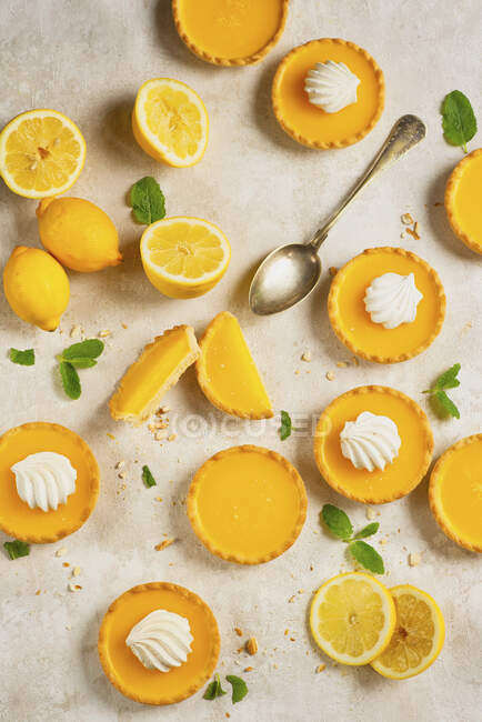Tartlets with lemon curd and meringues — Stock Photo