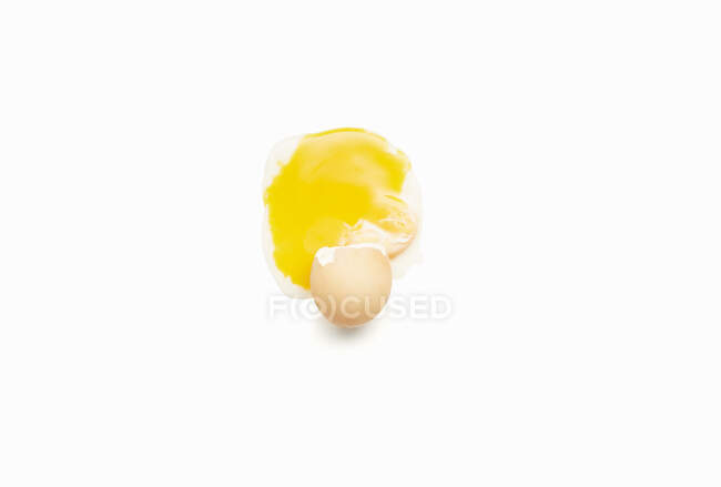 Una vista de primer plano de huevo agrietado - foto de stock