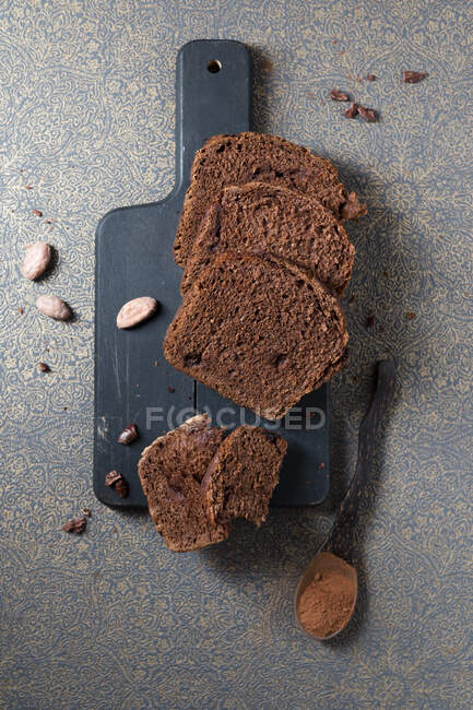 Close-up shot of delicious Chocolate box cake with cocoa nibs — Stock Photo