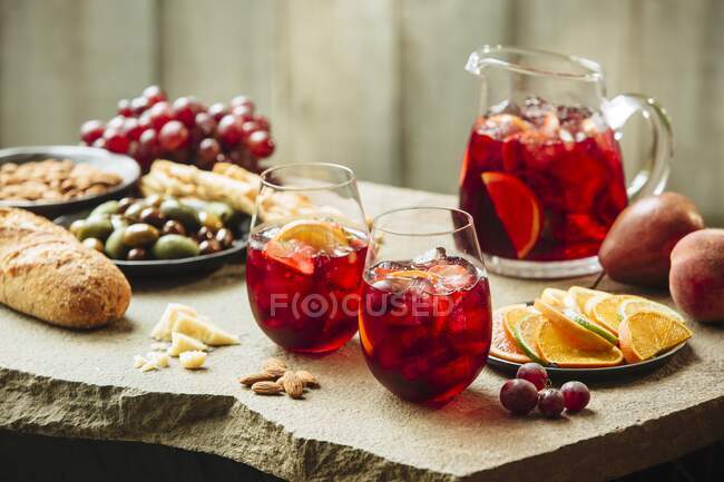 Sangria mit Früchten, Oliven und Mandeln — Stockfoto