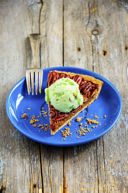 Slice of pecan nut tart with pistachio ice cream — Stock Photo